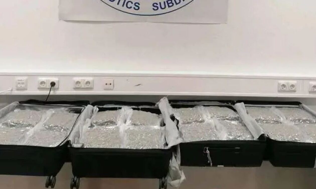 Συνελήφθη 61χρονη στο «Ελευθέριος Βενιζέλος» – Μετέφερε 37 κιλά κάνναβης στις αποσκευές της