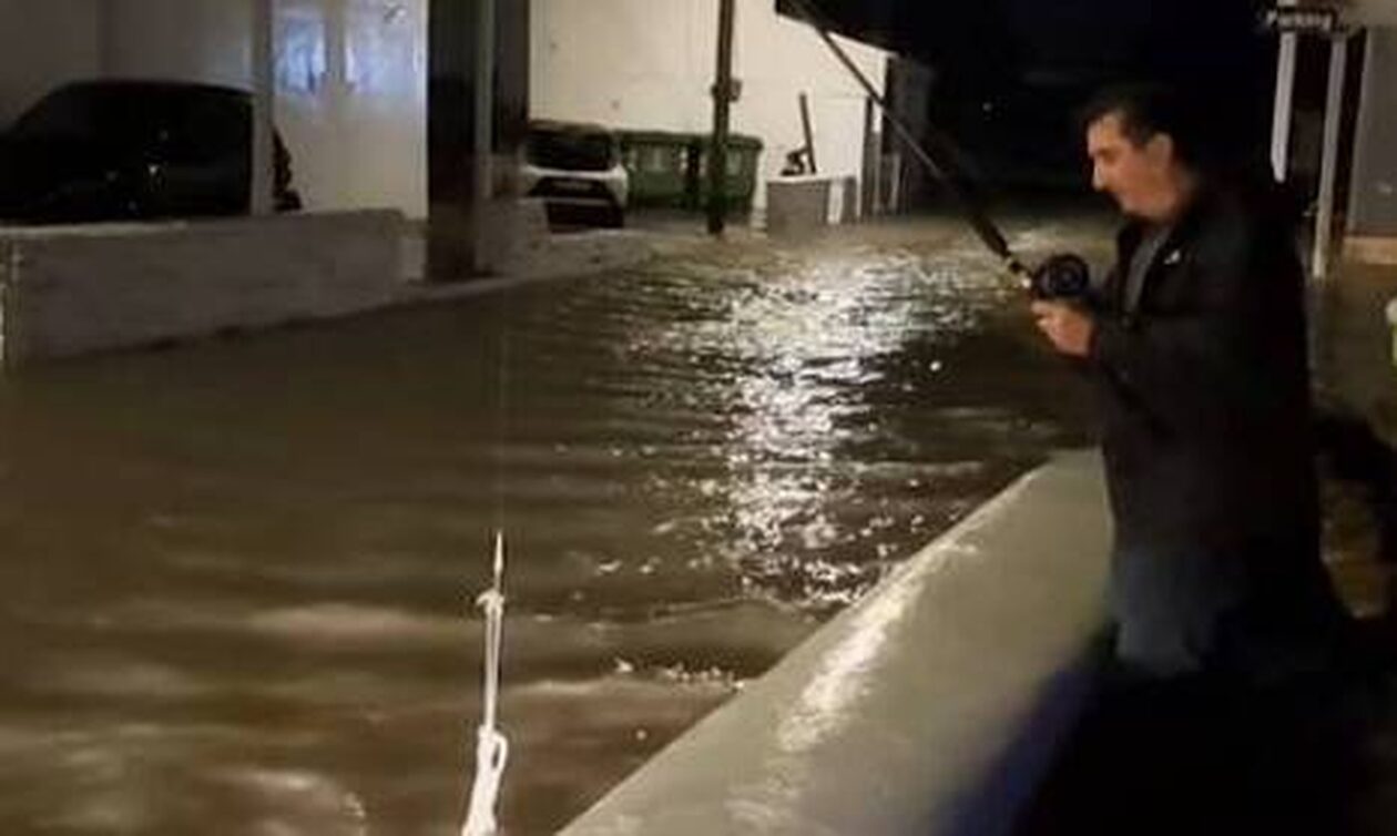 Απίστευτο: Μυκονιάτης ψάρεψε σε πλημμυρισμένο σοκάκι του νησιού και έβγαλε… καλαμάρι (vid)