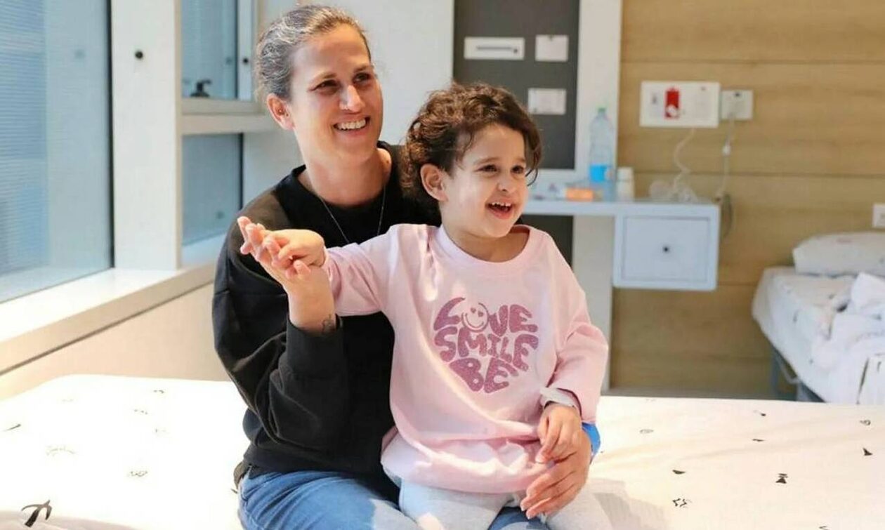 Πόλεμος στο Ισραήλ: Αυτή είναι η πρώτη φωτογραφία της 4χρονης Αμπιγκέιλ μετά την απελευθέρωσή της