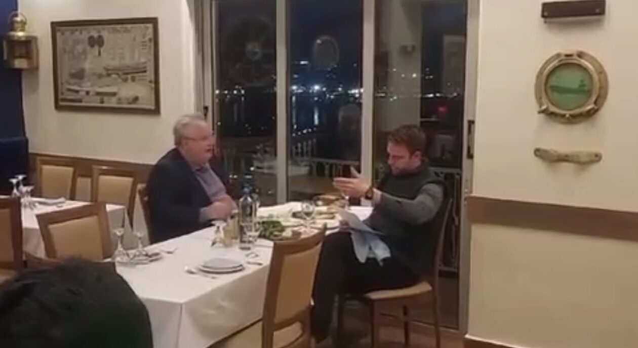 Κασσελάκης και Κοτζιάς «τα είπανε» σε ψαροταβέρνα του Πειραιά – Δείτε το βίντεο