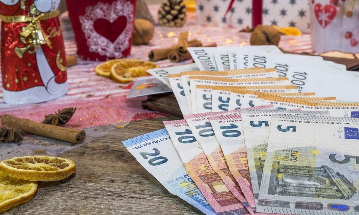 Δώρο Χριστουγέννων 2023: Πότε μπαίνει στους λογαριασμούς – Πώς υπολογίζεται
