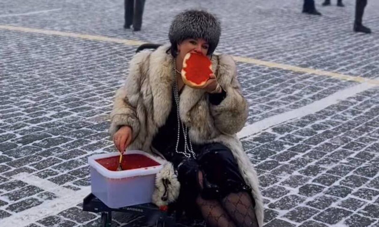 Ρωσία: Συνελήφθη επειδή έτρωγε σάντουιτς με… κόκκινο χαβιάρι στην Κόκκινη Πλατεία