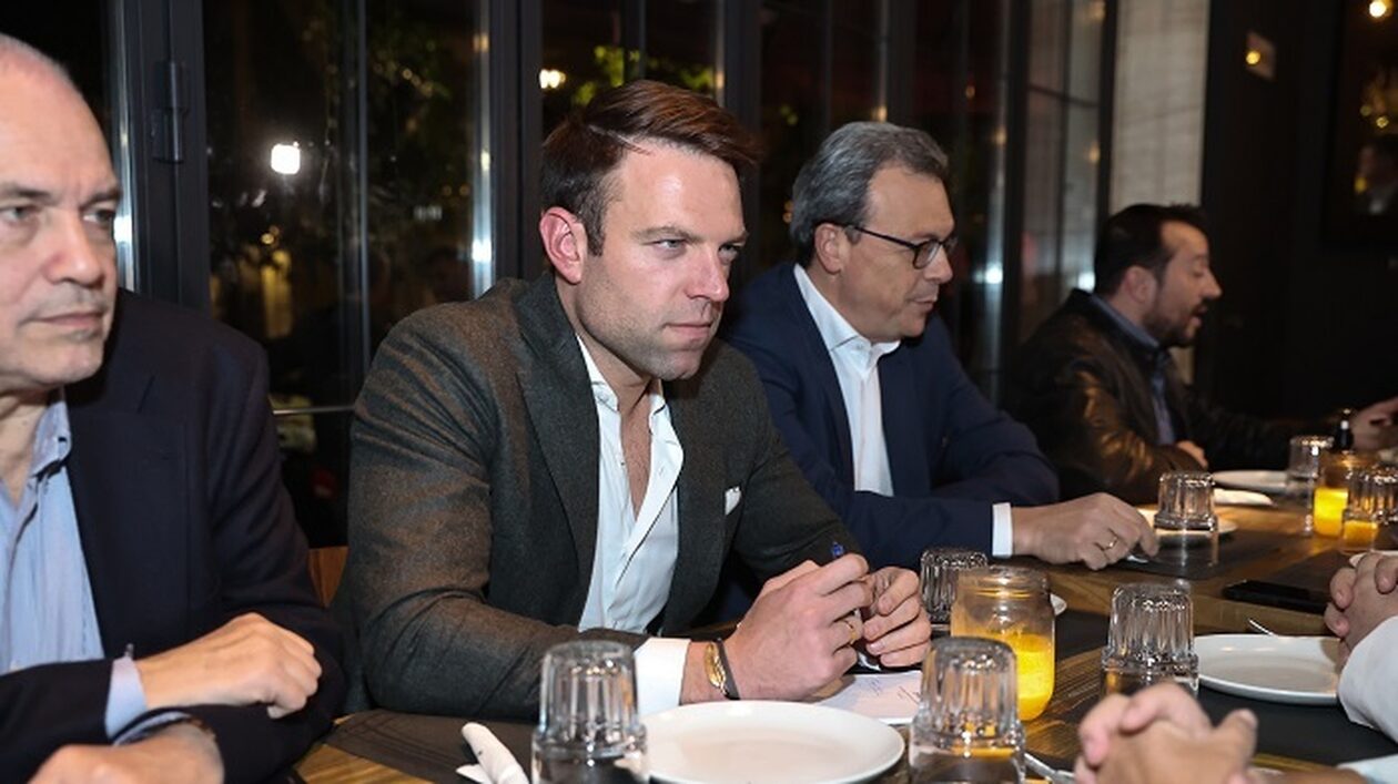 Κασσελάκης: «Χαλαρή» έξοδος για ποτό, φαγητό και κουβέντα με βουλευτές