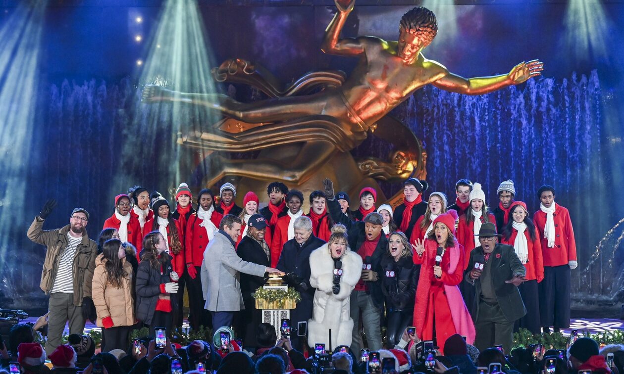 Νέα Υόρκη: Φωταγωγήθηκε το εμβληματικό χριστουγεννιάτικο δέντρο στο Rockefeller Center