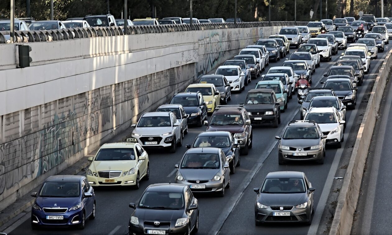 Κίνηση στους δρόμους: Στο «κόκκινο» το Λεκανοπέδιο – Ποιους δρόμους πρέπει να αποφύγετε