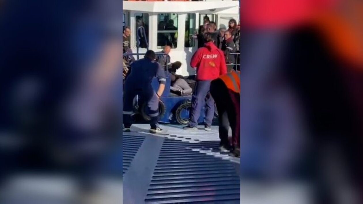 Πέραμα: Γυναίκα έπεσε στη θάλασσα από το φέρι μποτ – Διασώθηκε από παραπλέον καράβι (vid)