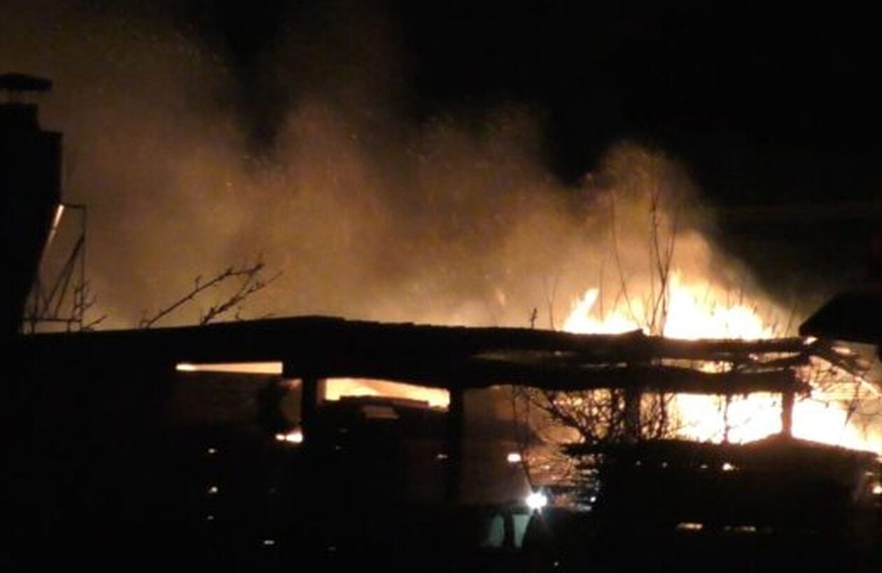 Καίγεται αποθήκη ξυλείας στην Κέρκυρα: Μεγάλη κινητοποίηση της Πυροσβεστικής