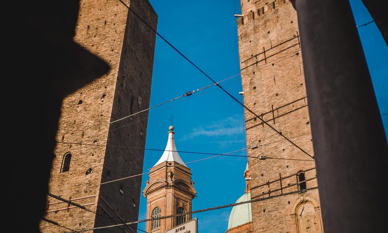 Ιταλία: Ανησυχία ότι θα καταρρεύσει ο κεκλιμένος πύργος της Μπολόνια