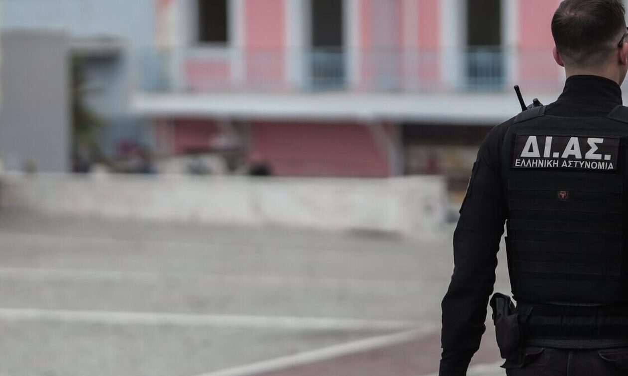 Λάρισα: Ανήλικος αλλοδαπός εκβίαζε και αποσπούσε χρήματα από νεαρό – Συνελήφθη και η μητέρα του