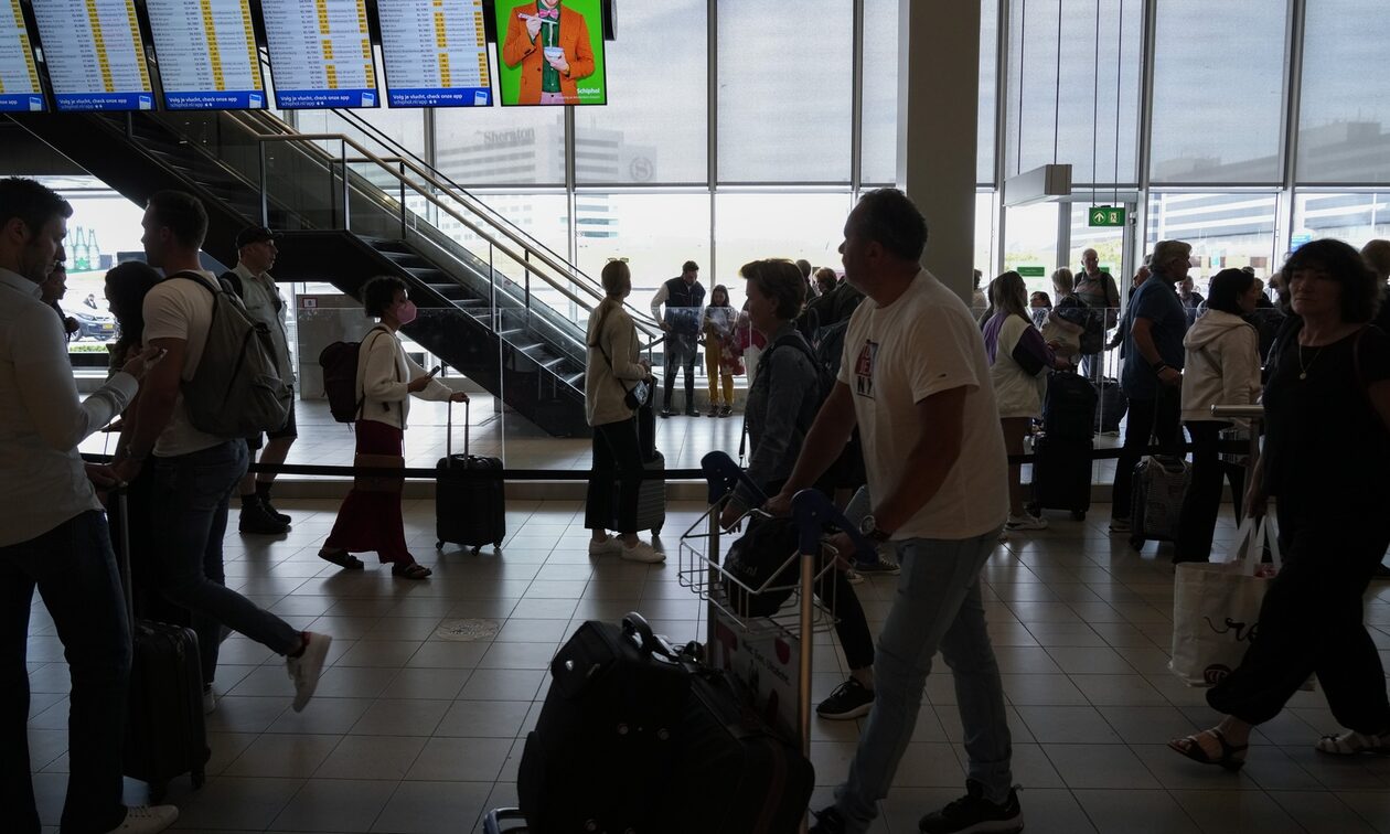 Ολλανδία: Ακυρώνονται δεκάδες πτήσεις λόγω χιονόπτωσης