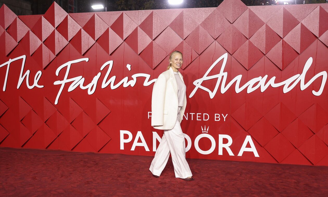 Πάμελα Άντερσον: Πήγε για δεύτερη φορά σε σόου μόδας χωρίς ίχνος μέικ απ – «Είναι απελευθερωτικό»