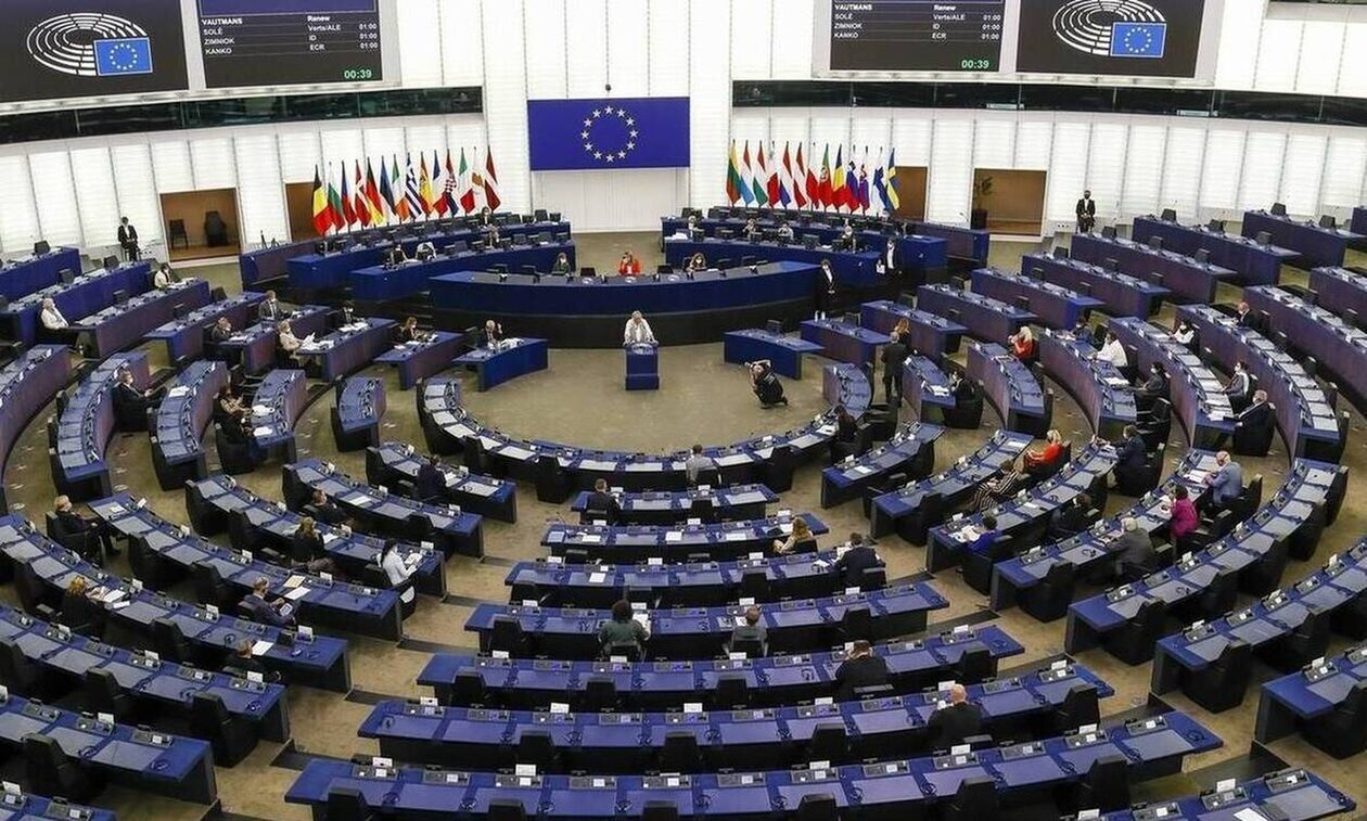 Ευρωβαρόμετρο: Επτά στους δέκα Έλληνες θεωρούν ότι η χώρα ευνοείται από την ένταξη στην Ε.Ε.