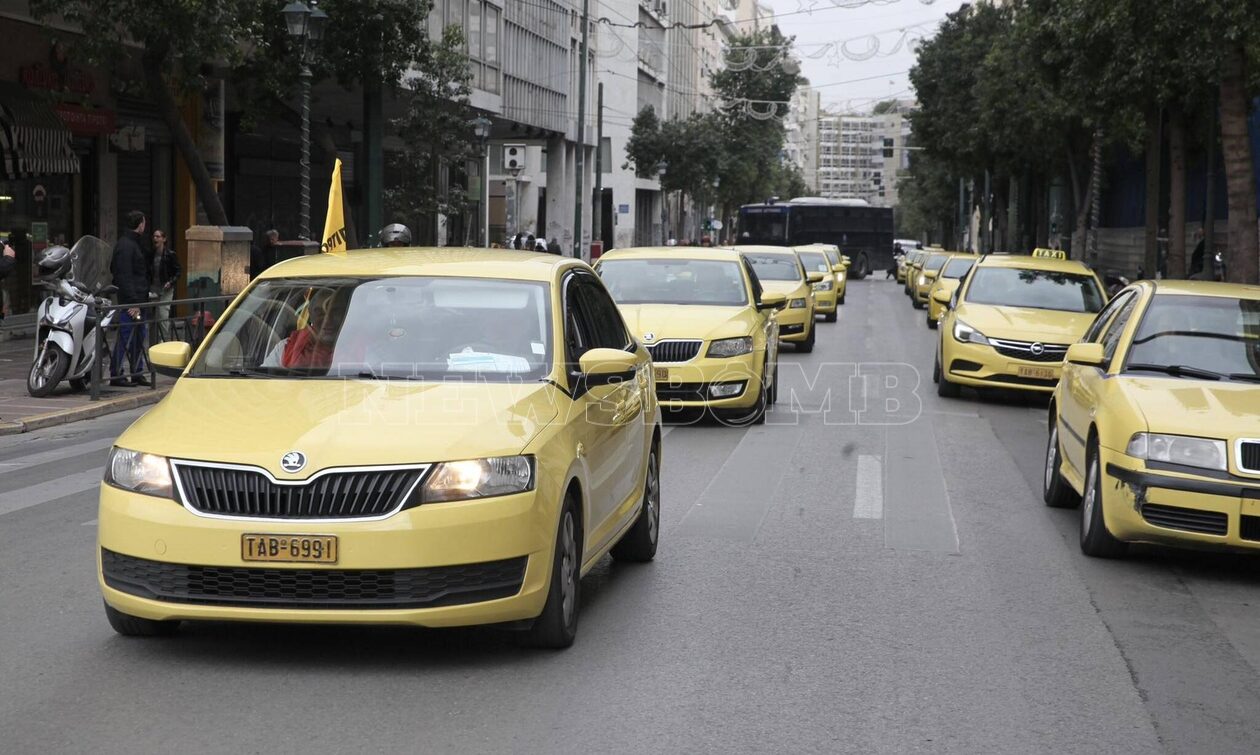 Εκατοντάδες ταξί σε πορεία στο κέντρο της Αθήνας – Διαμαρτυρία ενάντια στο νέο φορολογικό