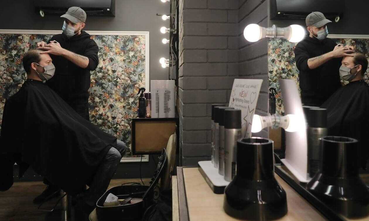 Ιταλία: Κομμωτής πουλούσε ναρκωτικά – Τον ανακάλυψαν γιατί οι πελάτες ήταν… φαλακροί