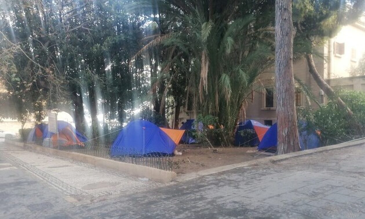 Ρόδος: Μεγάλο πρόβλημα με τους μετανάστες – Γέμισαν οι δρόμοι του νησιού