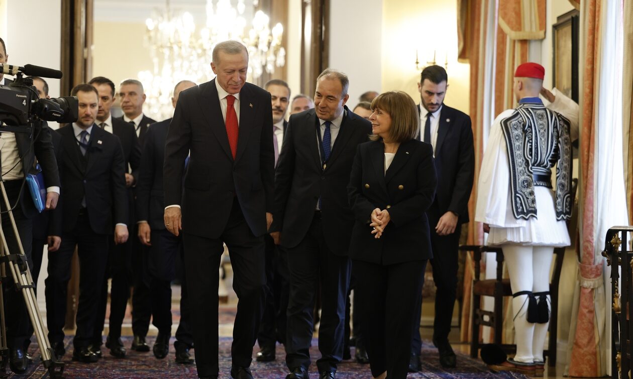 Επίσκεψη Ερντογάν στην Αθήνα: Στο Προεδρικό Μέγαρο ο Τούρκος Πρόεδρος – Συναντάνται με την ΠτΔ