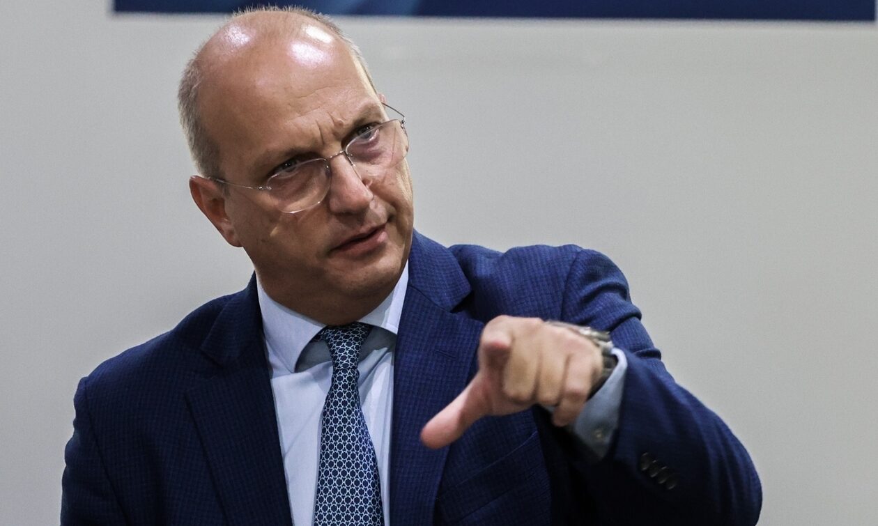 Στο Κρατικό Νίκαιας ο Γιάννης Οικονόμου – Ενημερώνεται για την κατάσταση του τραυματία αστυνομικού