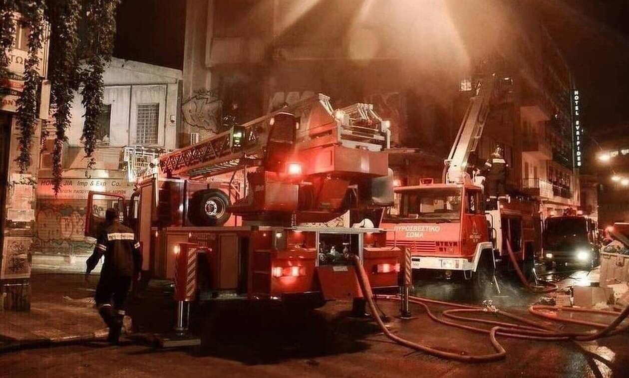 Φωτιά στην Αθήνα: Στις φλόγες δώμα πολυκατοικίας στο Γαλάτσι