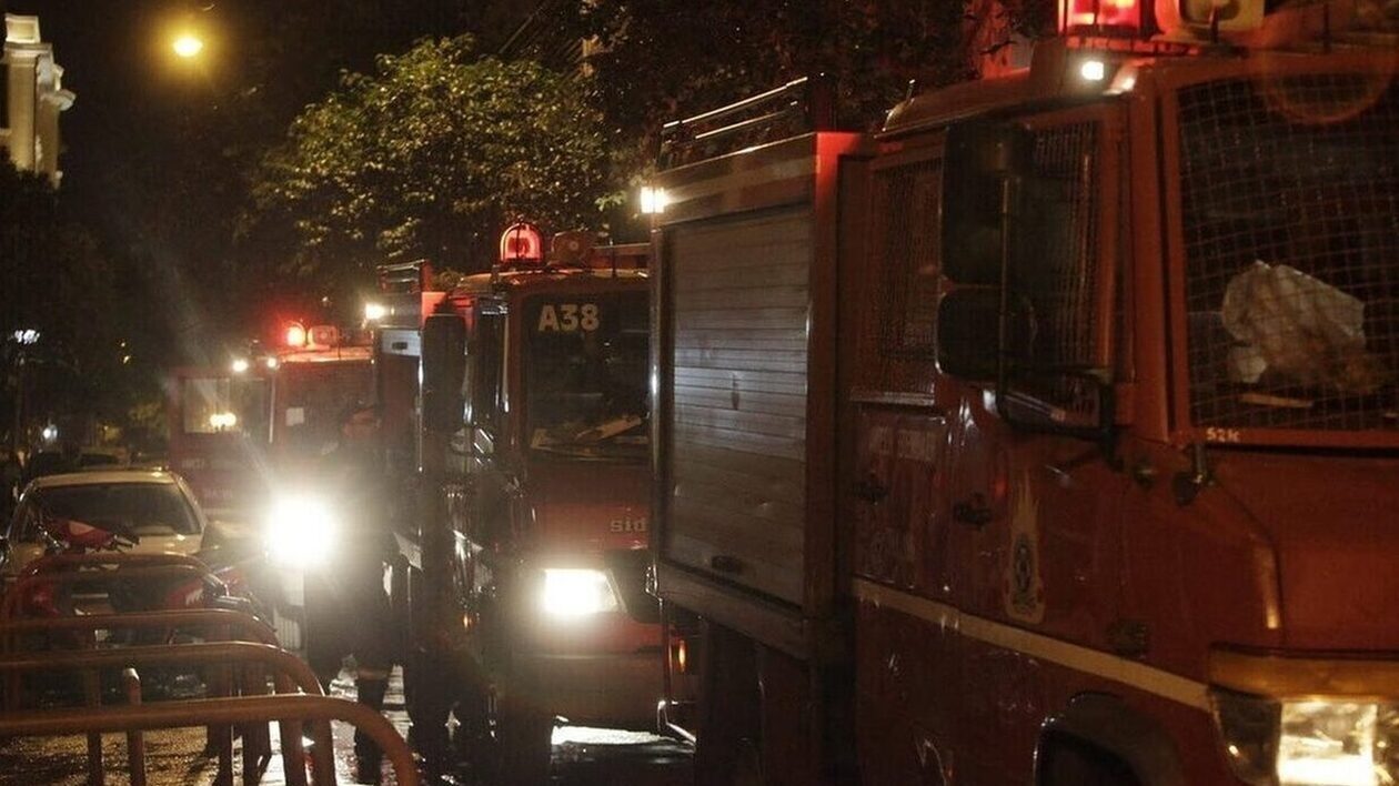 Υπό έλεγχο η φωτιά σε διαμέρισμα στο Μοσχάτο – Επιχείρησαν 24 πυροσβέστες με 7 οχήματα