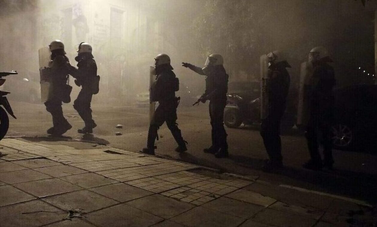 Επεισόδια στο κέντρο της Αθήνας – Επίθεση κατά διμοιρία των ΜΑΤ με μολότοφ