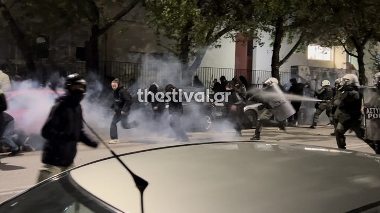 Θεσσαλονίκη: Επεισόδια μεταξύ αντιεξουσιαστών και ΜΑΤ έξω από το  Αριστοτέλειο Πανεπιστήμιο