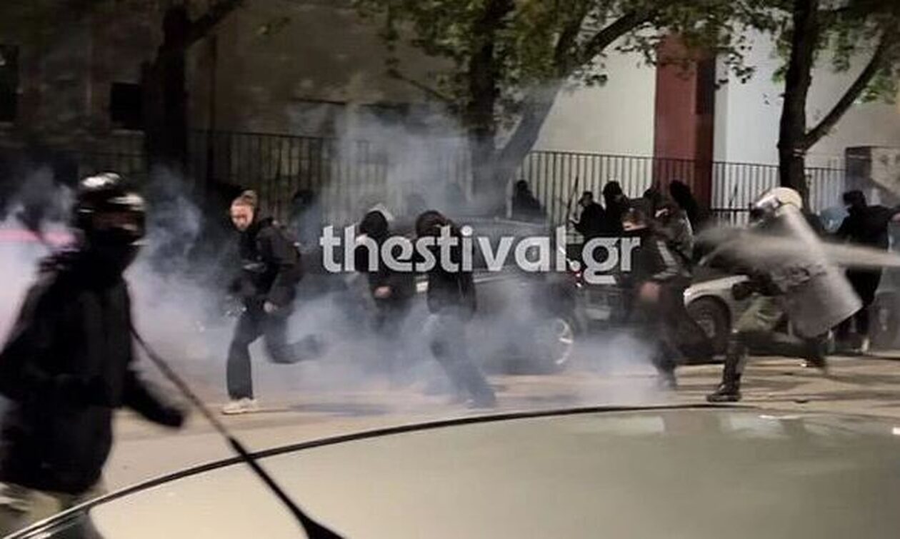 Σε 20 προσαγωγές προχώρησε η αστυνομία για τα επεισόδια έξω από το ΑΠΘ