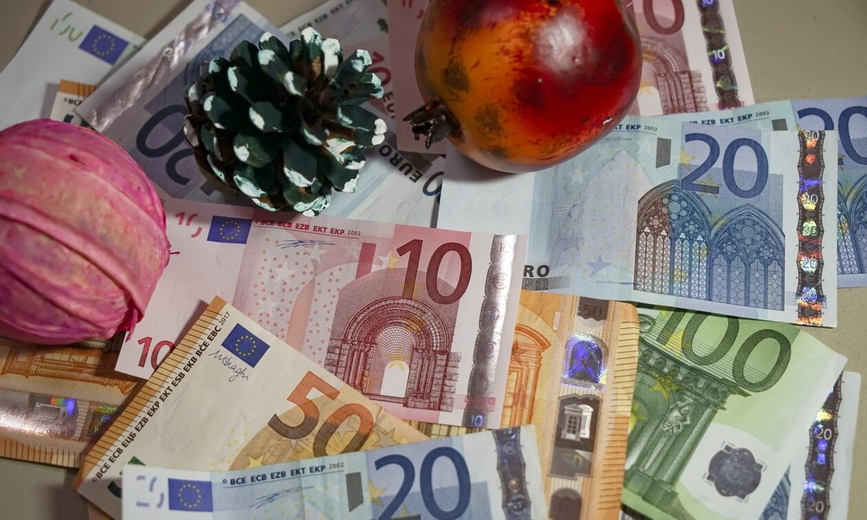 Δώρο Χριστουγέννων 2023: Πότε θα μπει στους λογαριασμούς των μισθωτών – Πώς υπολογίζεται