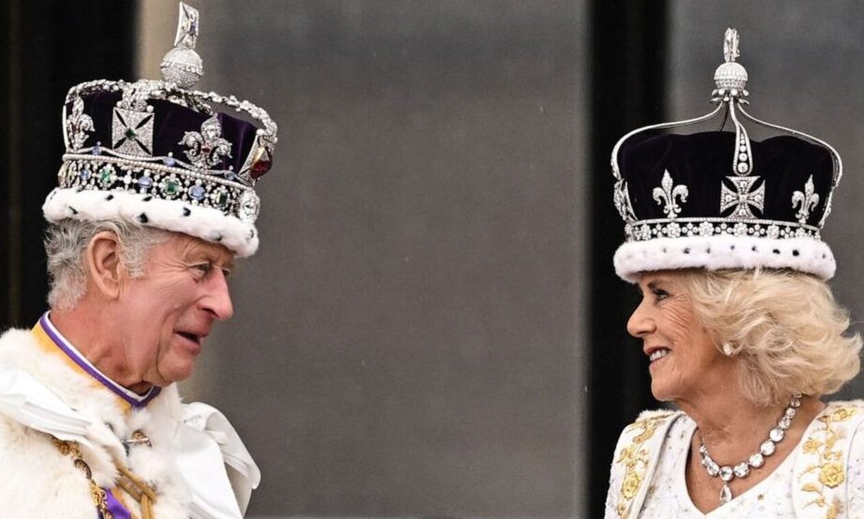 Η πρώτη… βασιλική χριστουγεννιάτικη κάρτα του Καρόλου και της Καμίλα στην αίθουσα του θρόνου