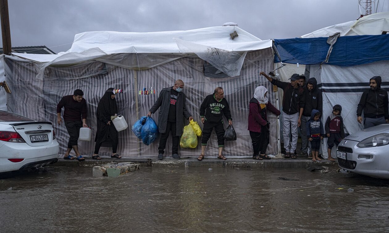 Γάζα: «Όσοι γλιτώνουν από τους βομβαρδισμούς πεθαίνουν από το κρύο στους δρόμους»