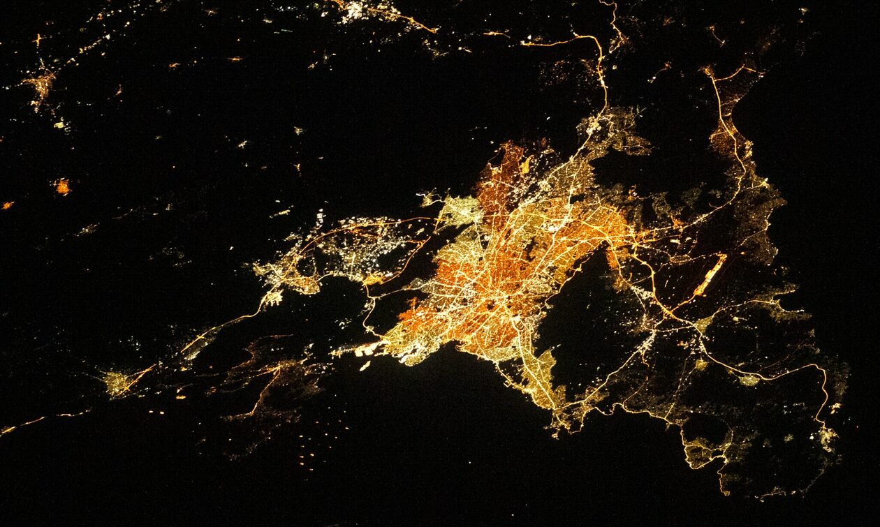 NASA: Η νυχτερινή Αθήνα από το διάστημα – Η φωτογραφία ενός αστροναύτη