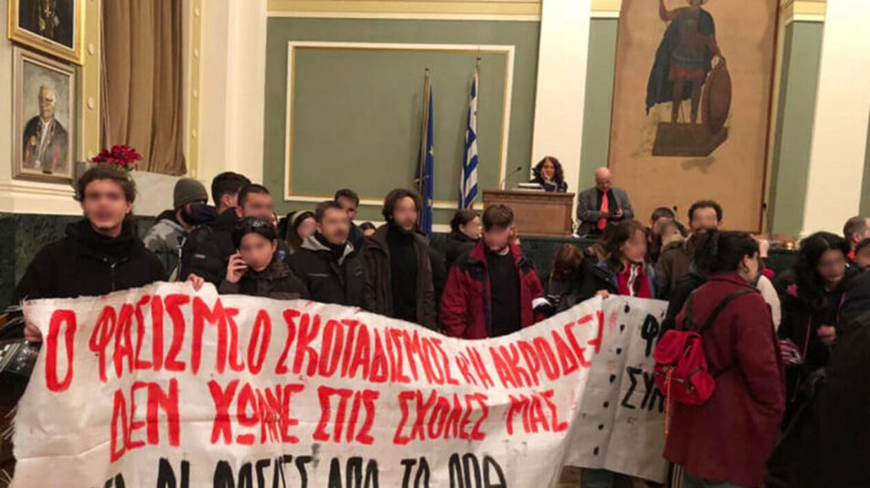 ΑΠΘ: Φοιτητές πραγματοποίησαν επίθεση σε παρουσίαση βιβλίου με τίτλο «Για την Ελλάδα που ματώνει» 