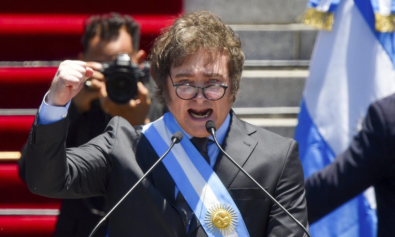 Αργεντινή: Έπιασε δουλεία ο Μίλει – Η κυβέρνηση υποτίμησε το νόμισμα κατά 50%