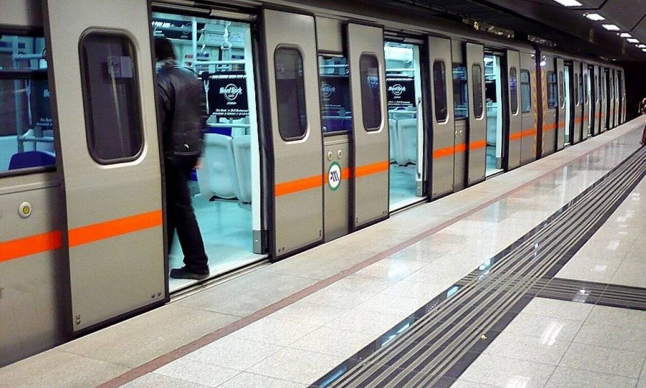 ΣΤΑΣΥ για καπνογόνα στο μετρό: «Έκαναν χρήση πυροσβεστήρων μέσα στον συρμό»