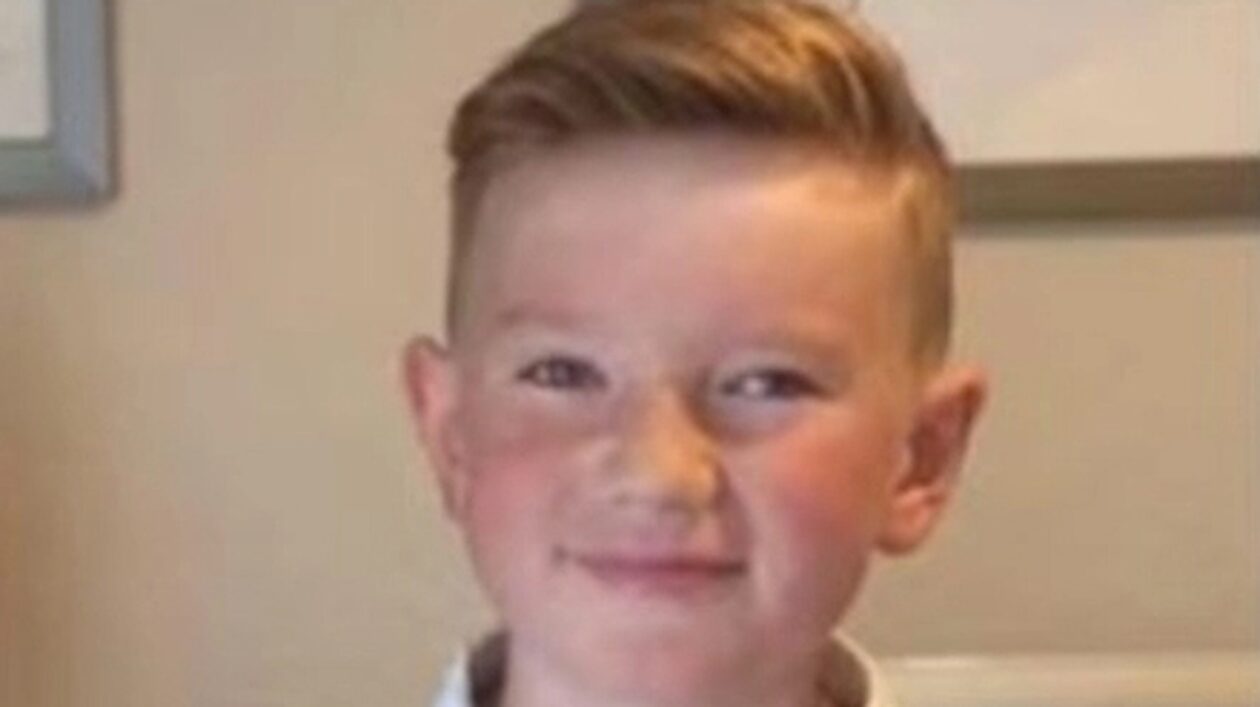 Γαλλία: Επέστρεψε στη γιαγιά του στη Βρετανία ο Άλεξ που είχε απαχθεί από τη μητέρα του