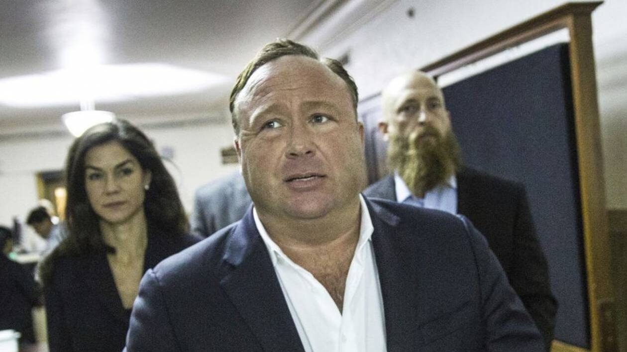 Αποζημίωση 55 εκατ. δολαρίων δίνει ο συνωμοσιολόγος Τζοουνς στις οικογένειες θυμάτων του Σάντι Χουκ