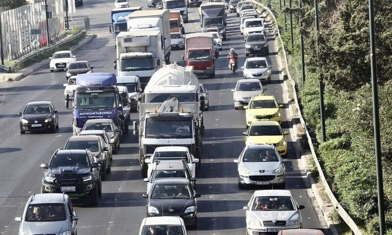 Κίνηση στους δρόμους: Έπεσαν χώματα στην Αττική Οδό – Μεγάλες καθυστερήσεις