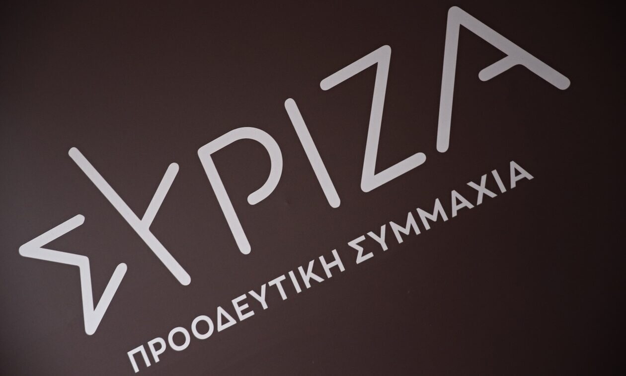 Πηγές ΣΥΡΙΖΑ: Ο πρωθυπουργός που «κουρελιάζει» το Σύνταγμα, στέκεται «προσοχή» στον Σαμαρά