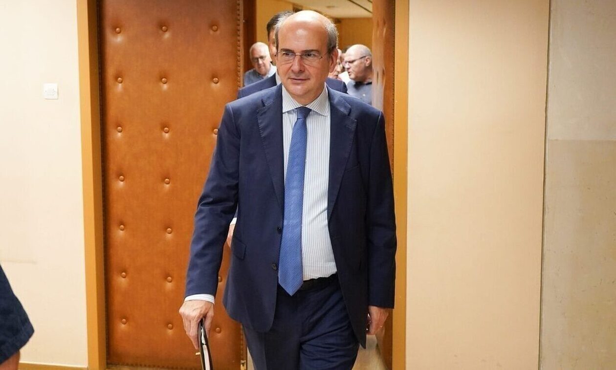 «Είναι ο Economist μέρος της συνωμοσίας υπέρ της Ελλάδας;» -«Καρφί» Χατζηδάκη στην αντιπολίτευση