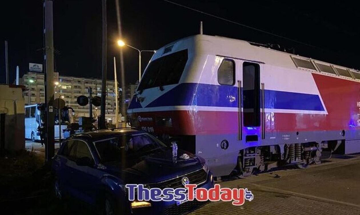 Θεσσαλονίκη: Μηχανή αμαξοστοιχίας παρέσυρε αυτοκίνητο – «Κόλλησε το μυαλό μου» λέει ο οδηγός