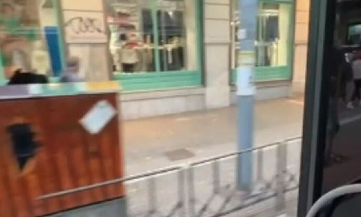 Θεσσαλονίκη: Λεωφορείο του ΟΑΣΘ να κινείται με ανοιχτές τις πόρτες (vid)