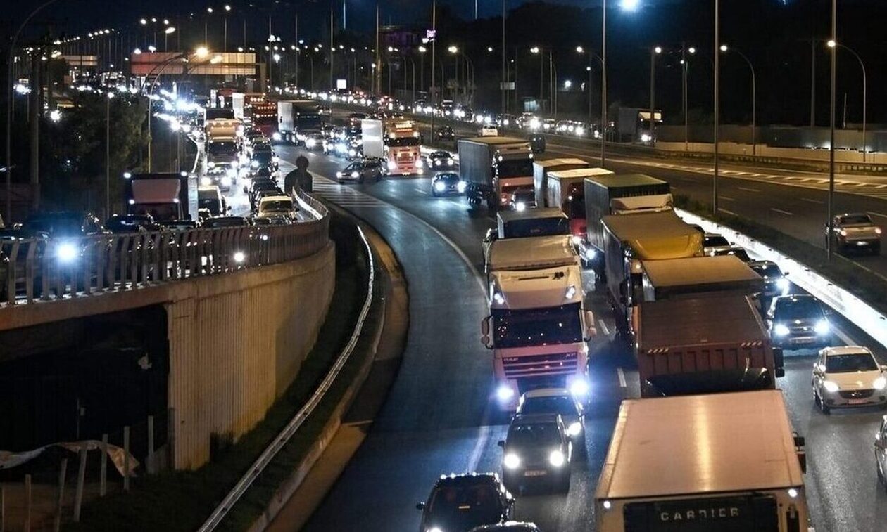 Κίνηση στους δρόμους: Στο «κόκκινο» η Κηφισίας, συνεχίζεται το χάος στον Κηφισό