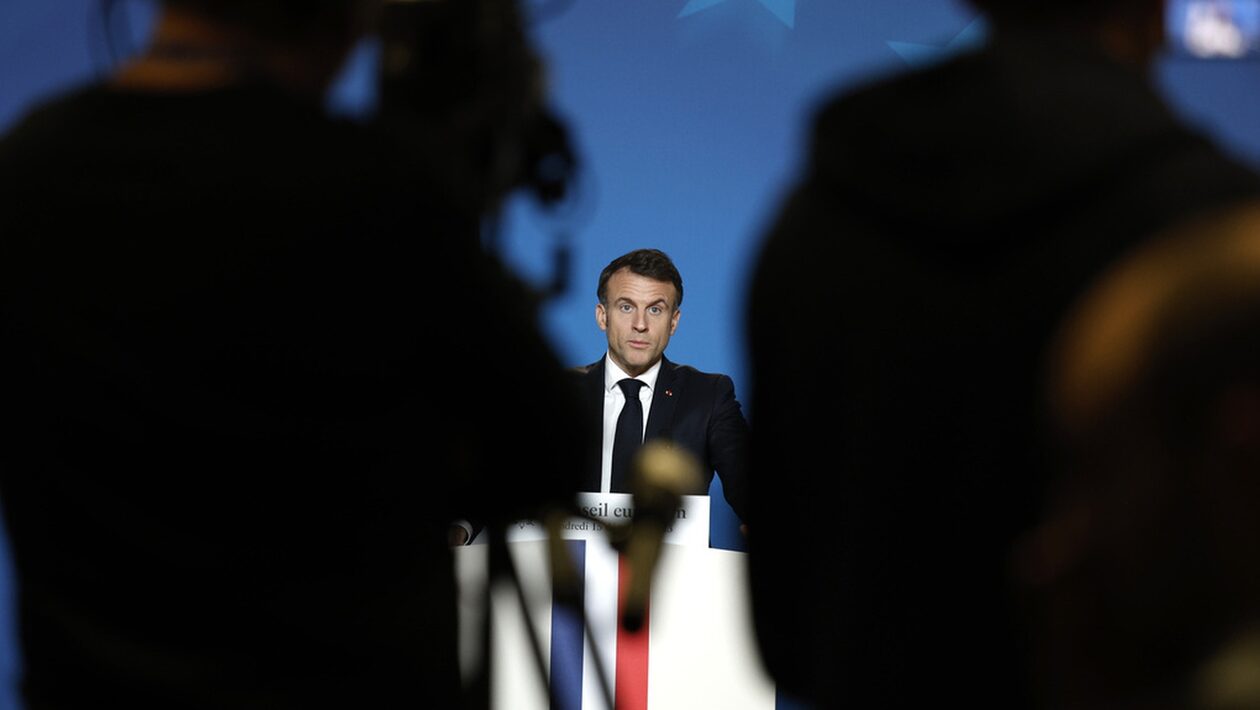 «Είναι η ασπίδα που μας έλειπε»: Ο Μακρόν υπερασπίστηκε το μεταναστευτικό νομοσχέδιο της Γαλλίας
