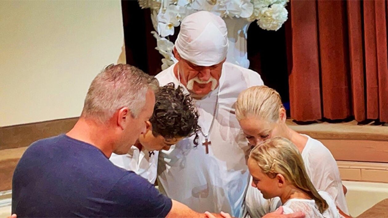 Ο Χαλκ Χόγκαν βαφτίστηκε στα 70 του: «Αφοσιώνομαι πλήρως στον Χριστό», δήλωσε