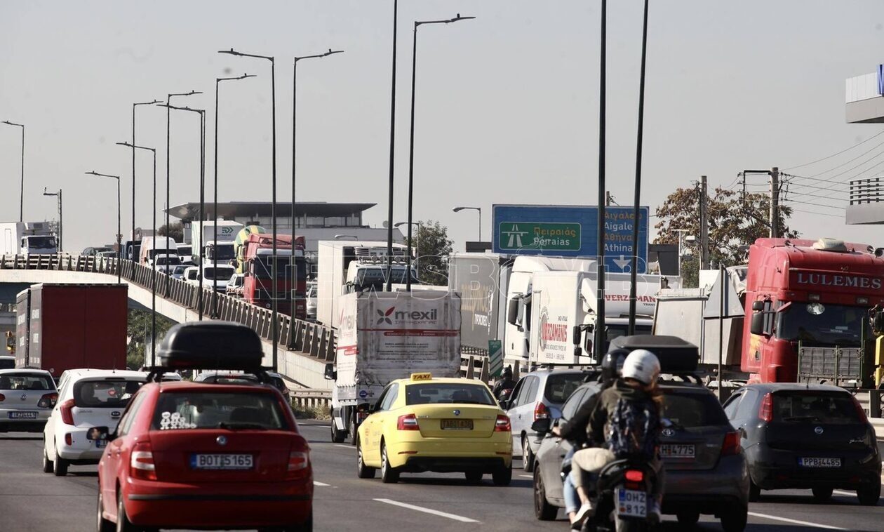 Κηφισός: Κάηκε ΙΧ στο ύψος του Κόκκινου Μύλου – Μεγάλες καθυστερήσεις