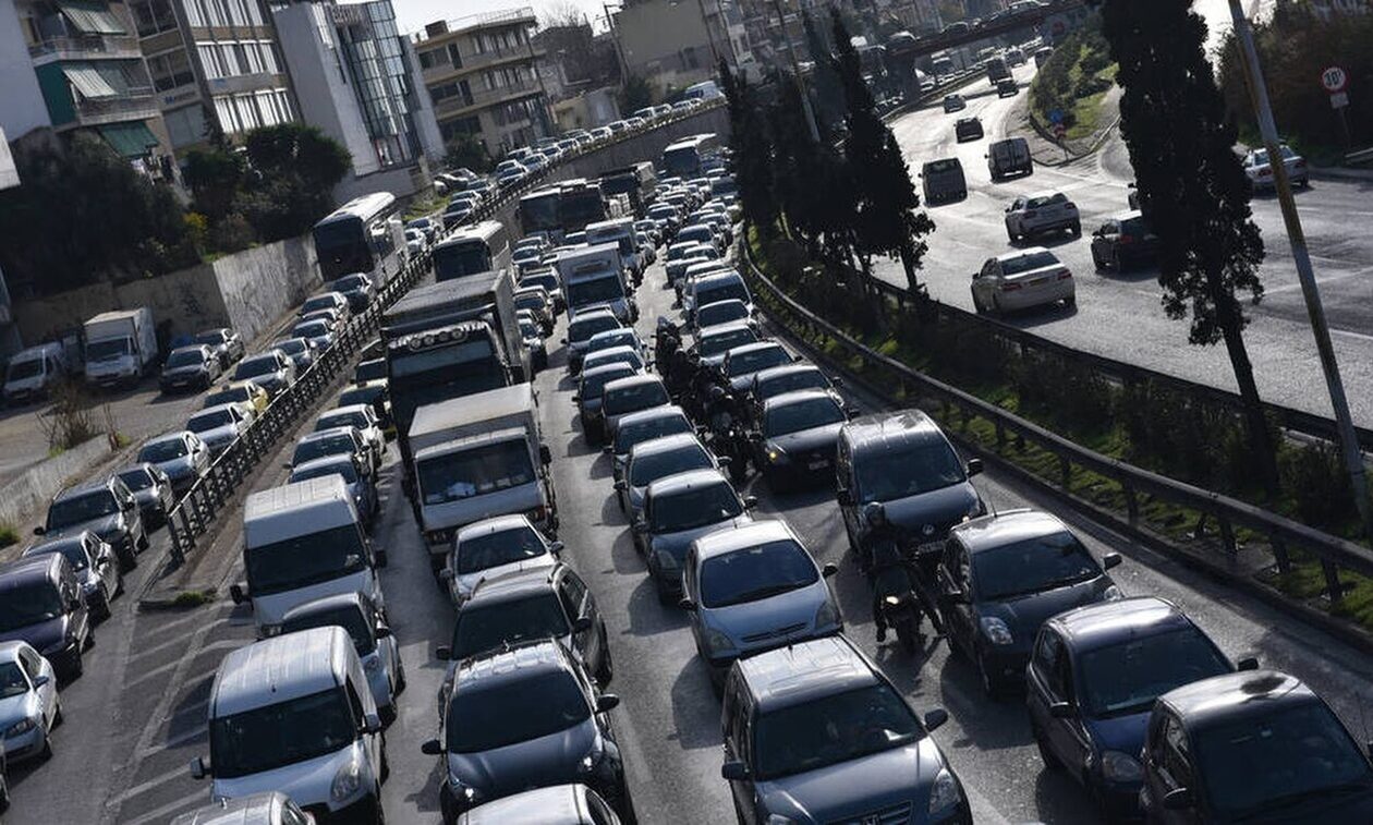 Κίνηση στους δρόμους: Χάος στους δρόμους της Αττικής – Κάηκε ΙΧ στον Κηφισσό