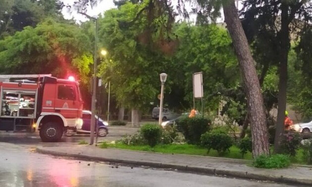 Ισχυρή κακοκαιρία πλήττει τη Ρόδο – Έκκληση στους πολίτες από την Πολιτική Προστασία