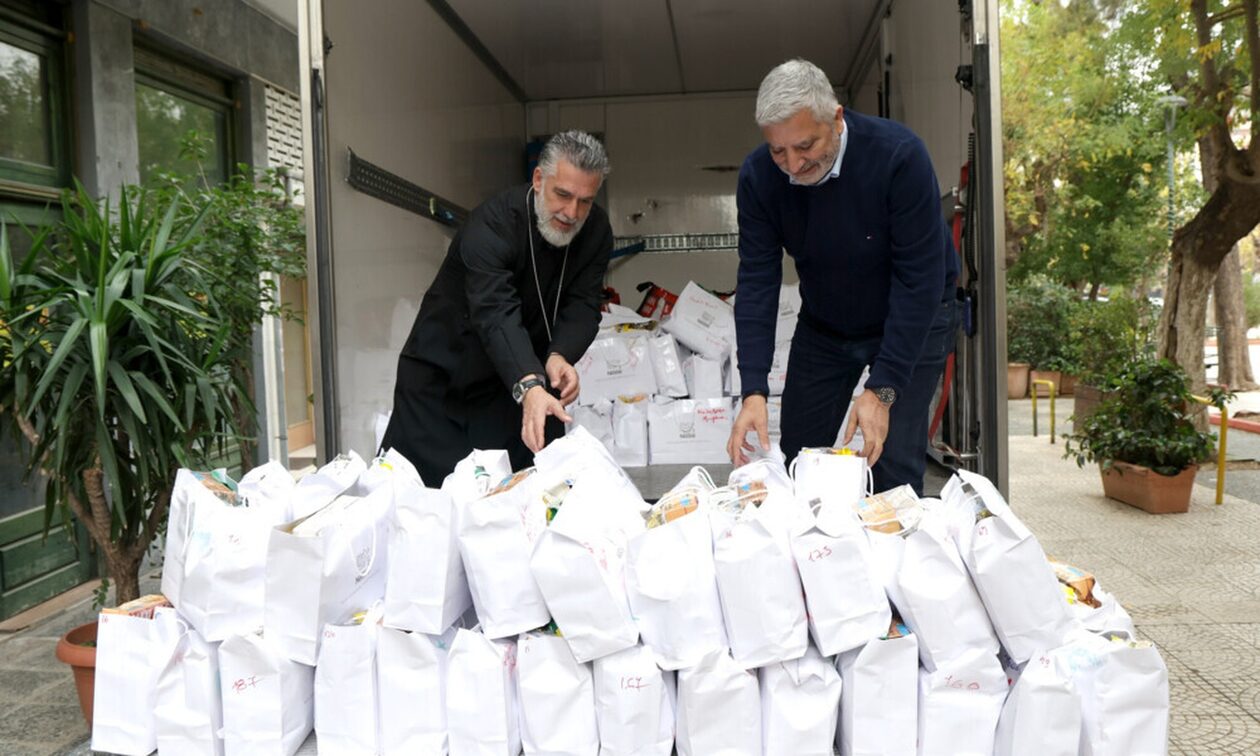 Δέματα αγάπης από την Περιφέρεια Αττικής σε ναούς για τη στήριξη ευπαθών οικογενειών