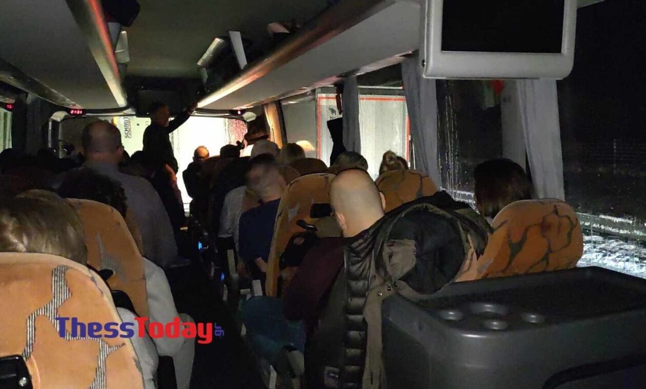 Βιέννη: Με περιπολικό και εκχιονιστικό απεγκλωβίστηκαν οι 100 επιβάτες – «Θα ήμασταν ακόμη εκεί»