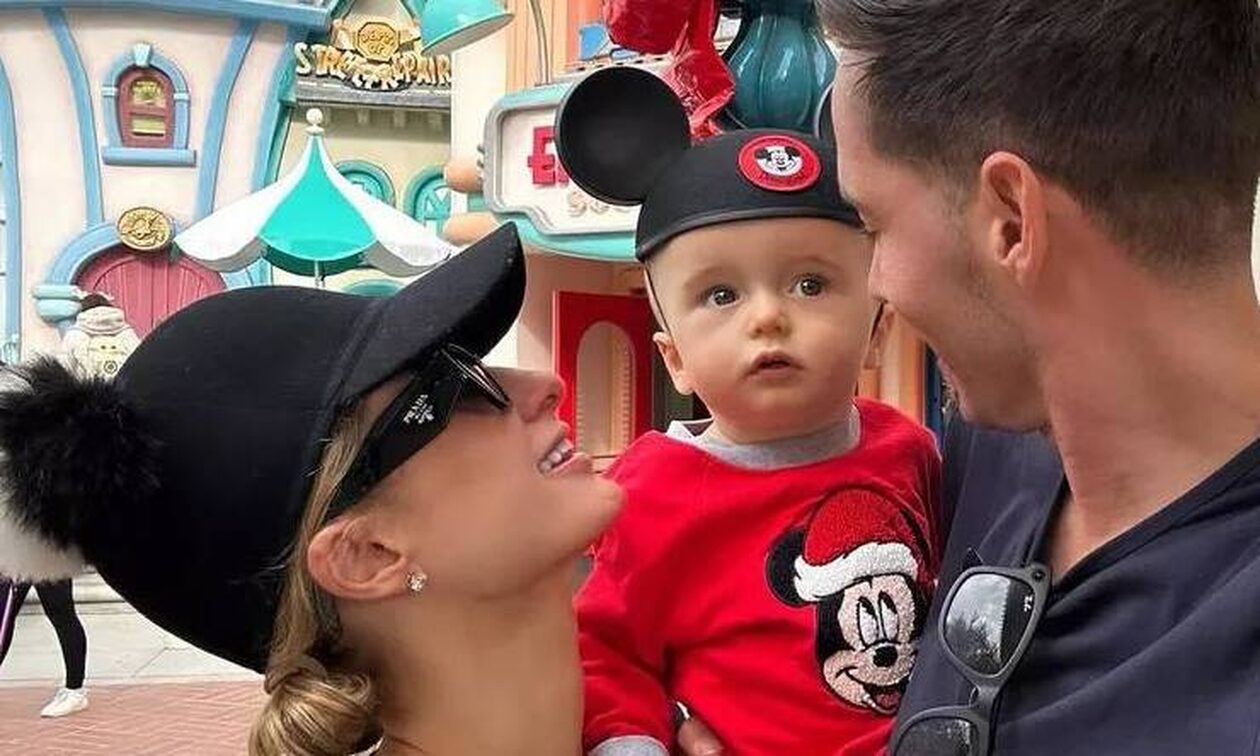 Πάρις Χίλτον: Η χριστουγεννιάτικη βόλτα με τον γιο της στη  Ντίσνεϊλαντ – «Μαγεία και συγκίνηση»