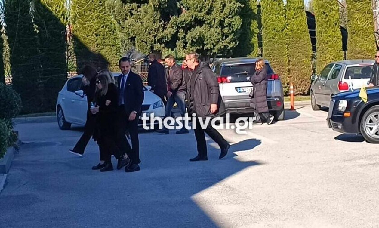 Θεσσαλονίκη: Στον οίκο τελετών η σορός του Βασίλη Καρρά – Υποβασταζόμενες η σύζυγος και η κόρη του